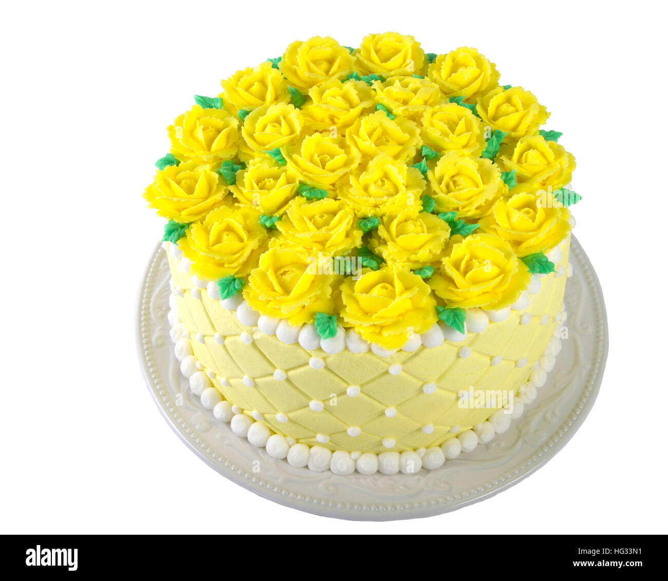 Jaune et Blanc glaçage buttercream roses gâteau sur la plaque blanc isolé sur fond blanc Vue de dessus Banque D'Images