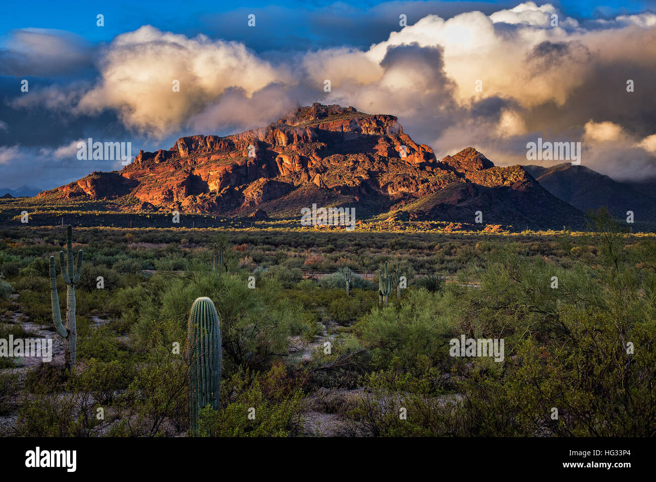 Coucher de soleil sur Red Mountain à Mesa, Arizona Banque D'Images