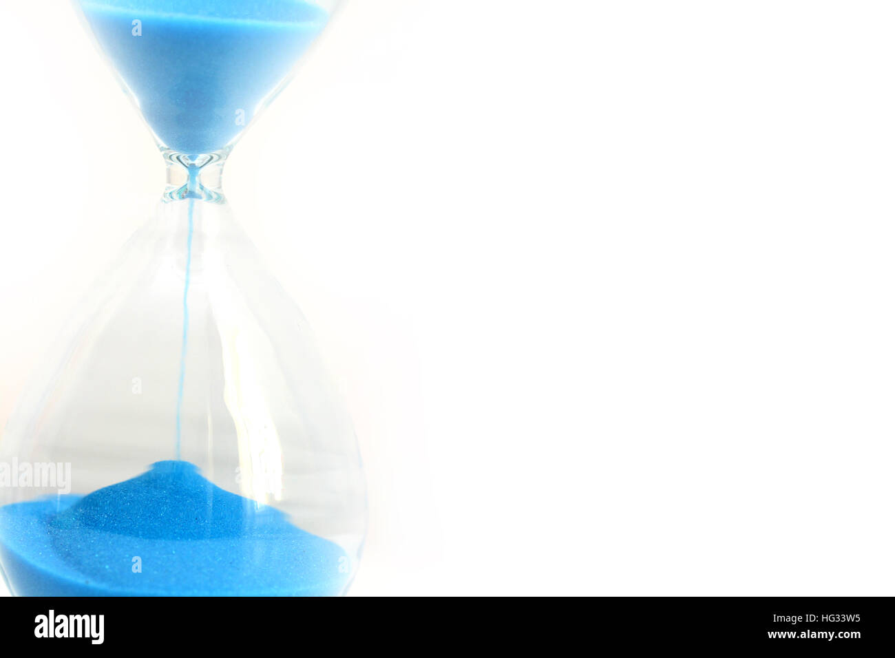 Sable bleu verser sur ce concept d'échéance hourglass Banque D'Images