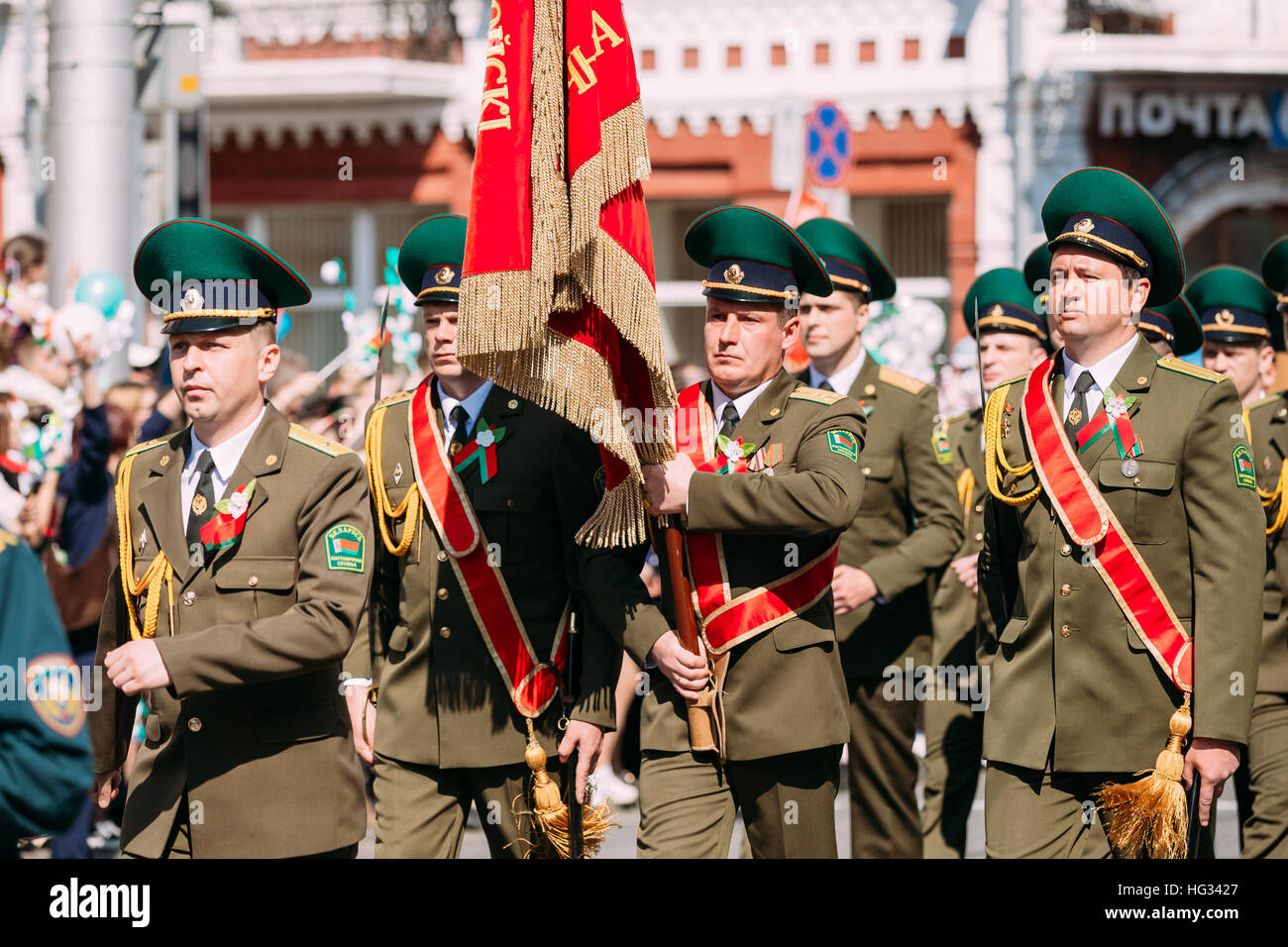Le Bélarus, Homiel célébration Fête de la victoire le 9 mai. Personnel de l'Institut de génie de Gomel de ministère des Situations d'urgence, l'Emercom en marchant formatio Banque D'Images