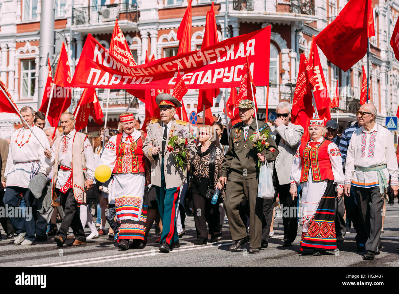 Gomel Homiel Fête de la victoire 9 Mai Fête. Les membres du parti communiste de Biélorussie en formation au Gala Cérémonie défilé festif sur Déménagement Procession Banque D'Images