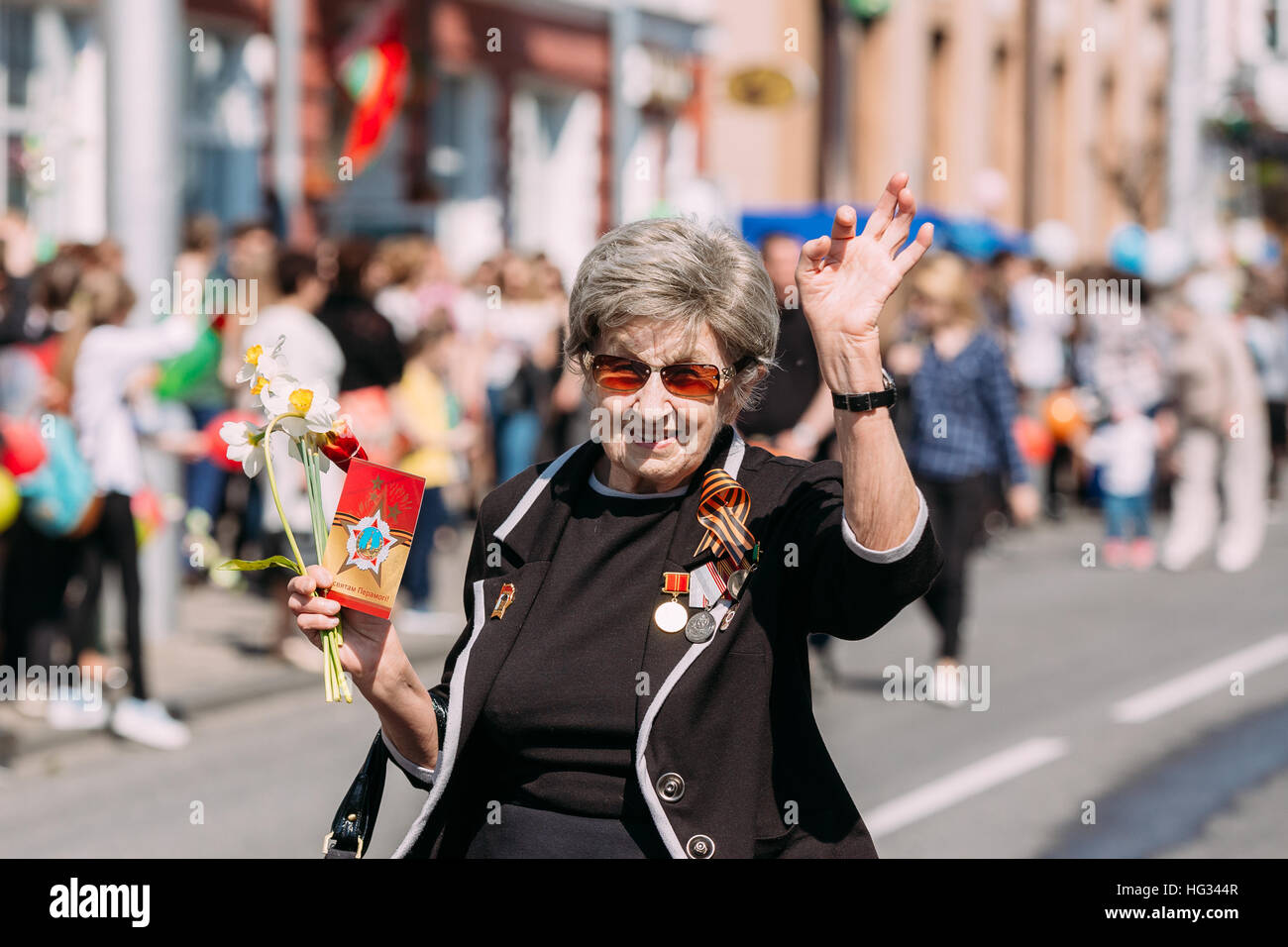 Gomel Belarus Homiel, célébration Fête de la Victoire, le 9 mai. Personnes âgées Senior Woman in humeur heureuse, ancien combattant de la seconde guerre mondiale à l'honneur, déménagement de défilé cérémonial Processi Banque D'Images