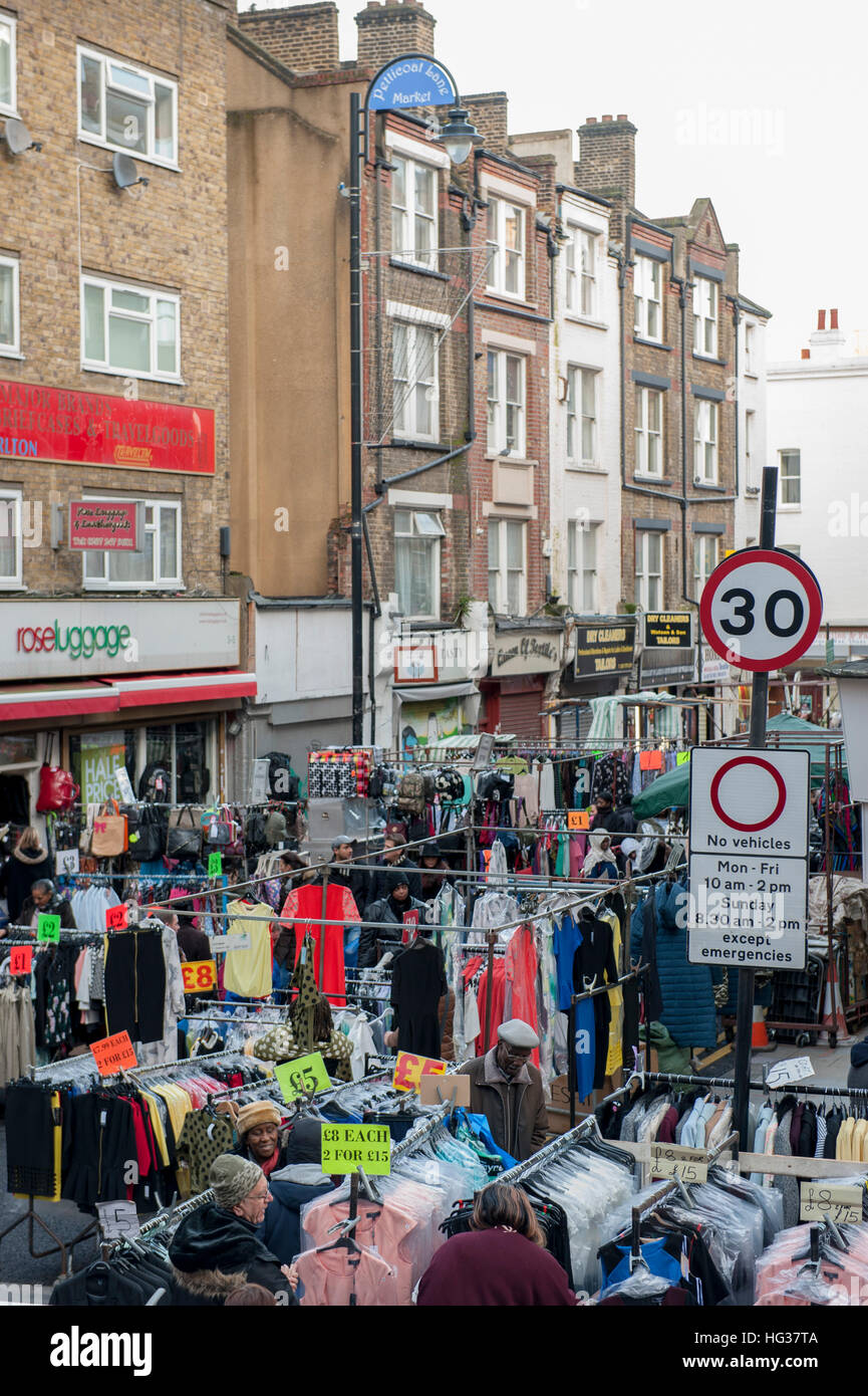 Marché Petticoat Lane avec des stands le dimanche vente de vêtements et de tissus Banque D'Images