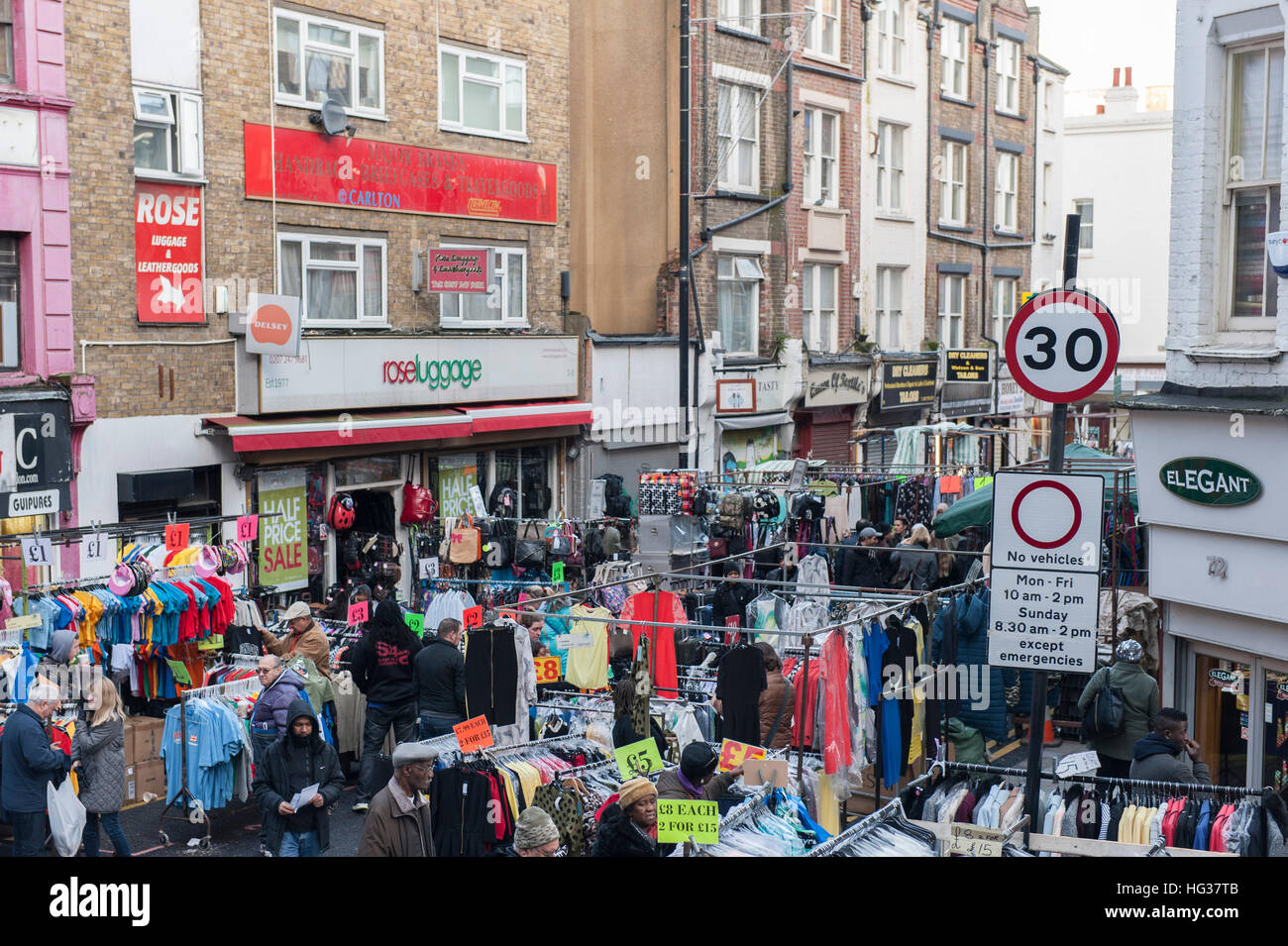 Marché Petticoat Lane avec des stands le dimanche vente de vêtements et de tissus Banque D'Images