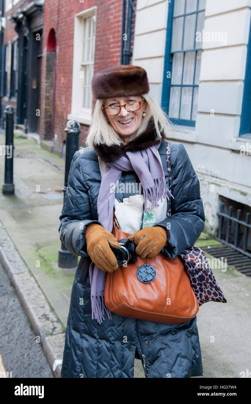 Un touriste italien marche autour de l'East End de Londres souriant à la caméra et de la prise de vue elle-même Banque D'Images