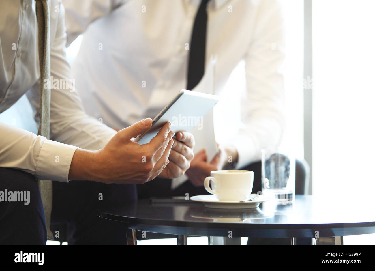 Close-up of a modern business team using tablet computer de travailler avec les données financières. Banque D'Images