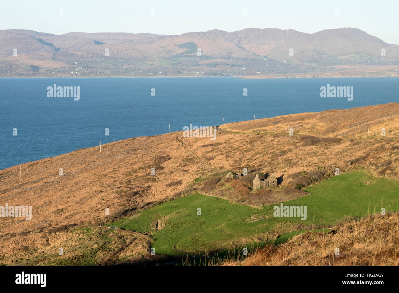 Une ancienne maison de ferme sur la péninsule tête moutons dans le comté de Cork en Irlande du Nord à la baie de Bantry à l'Acha Montagne Banque D'Images