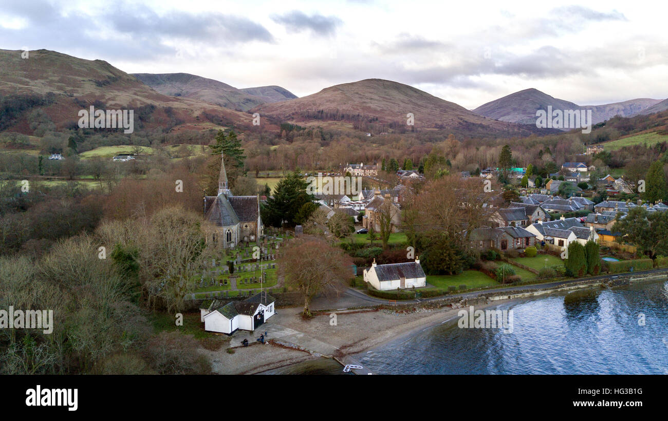 Le village de Luss sur les rives du Loch Lomond en Ecosse, Royaume-Uni. Banque D'Images