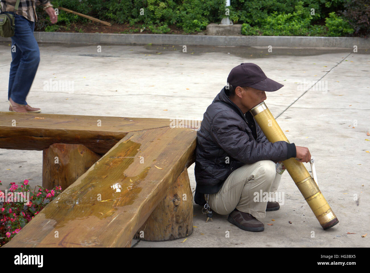 La Chine, le Yunnan, Shilin, les hommes fumeurs pipe à eau en bambou. Banque D'Images