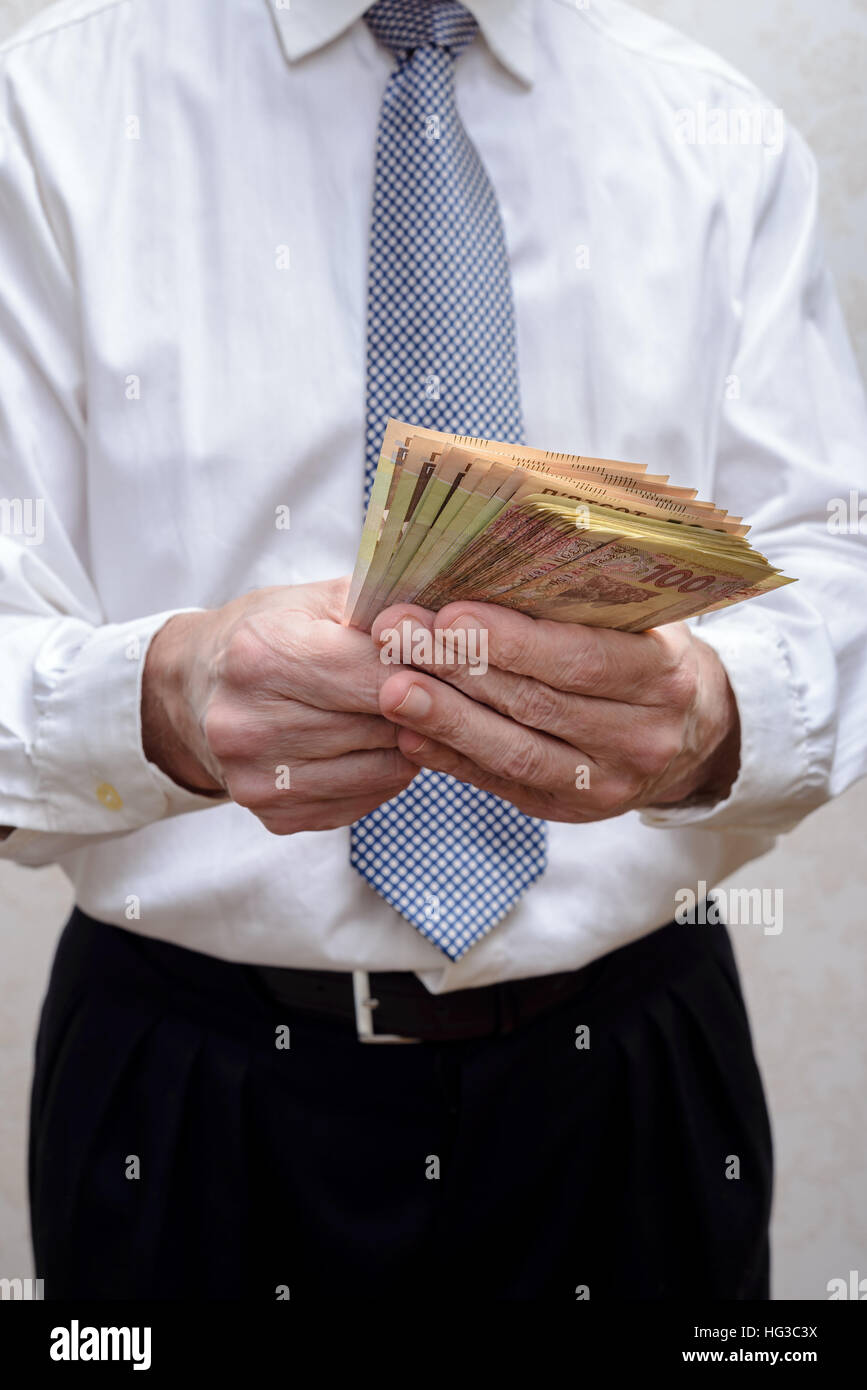 Homme d'affaires corrompu, ou politicien, compter et à offrir un pot-de-billets hryvnia, en Ukraine Banque D'Images
