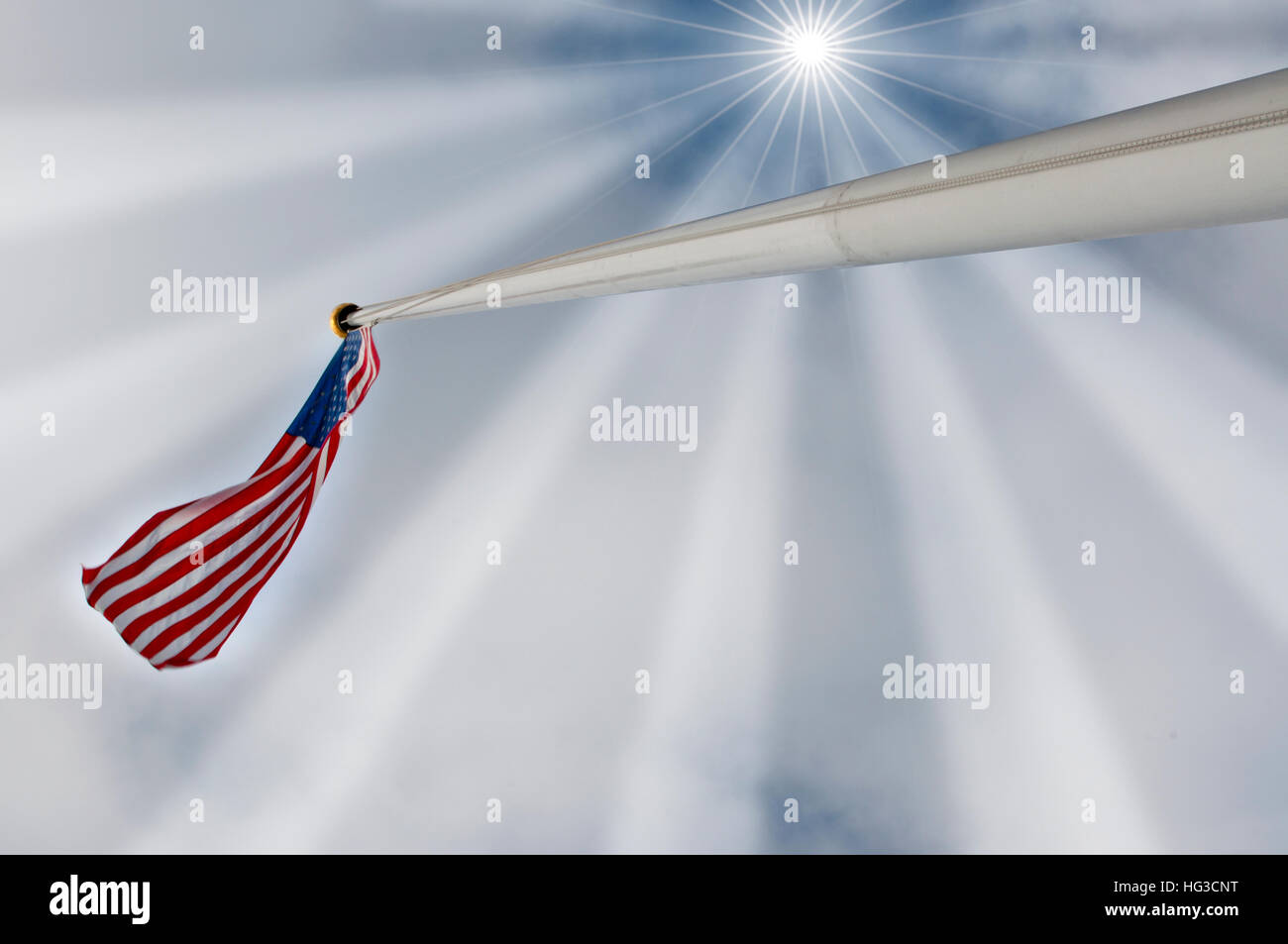 Le drapeau de l'United States forme dans le ciel éclairé par le soleil Banque D'Images