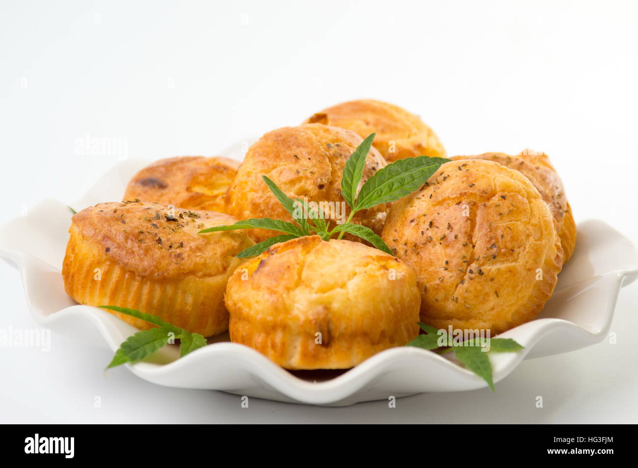 Muffins cupcake la marijuana et les feuilles sur une plaque Banque D'Images