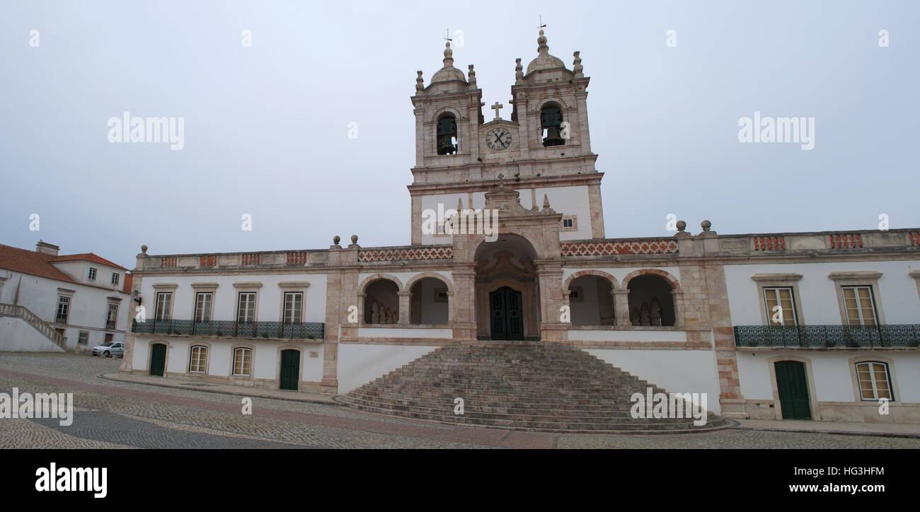 Portugal : vue sur l'église de Notre Dame de Nazaré, construit en 1377 pour abriter l'image sacrée de Notre Dame de Nazareth Banque D'Images