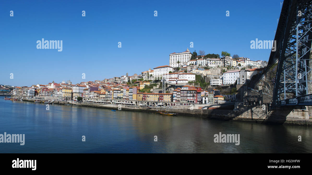 Portugal : l'horizon de Porto, avec vue sur le Ponte Dom Luís I, l'élève double pont en arc métallique sur le fleuve Douro, vu de Vila Nova de Gaia Banque D'Images