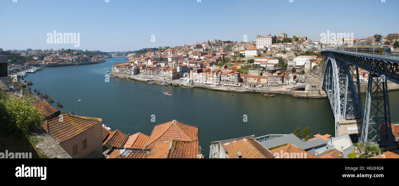 Portugal : l'horizon de Porto, avec vue sur le Ponte Dom Luís I, l'élève double pont en arc métallique sur le fleuve Douro, vu de Vila Nova de Gaia Banque D'Images