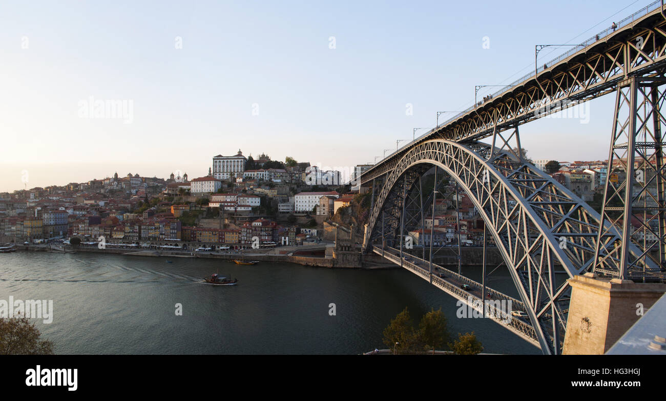 Portugal : l'horizon de Porto, avec vue sur le Ponte Dom Luís I, l'élève double pont en arc métallique sur le fleuve Douro, vu de Vila Nova de Gaia Banque D'Images