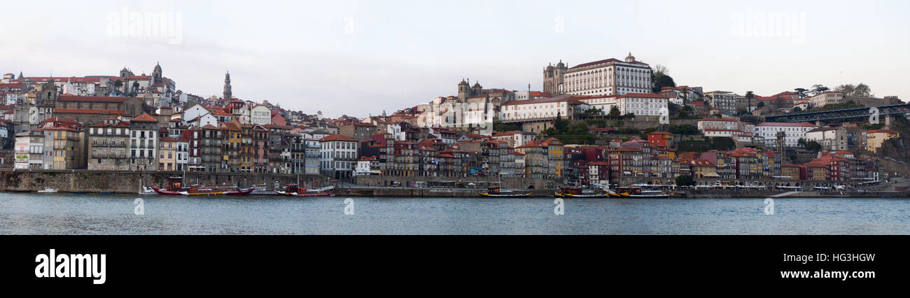 Le Portugal, l'Europe : bateaux au coucher du soleil et l'horizon de Porto, avec vue sur le fleuve Douro entre Porto et Vila Nova de Gaia Banque D'Images