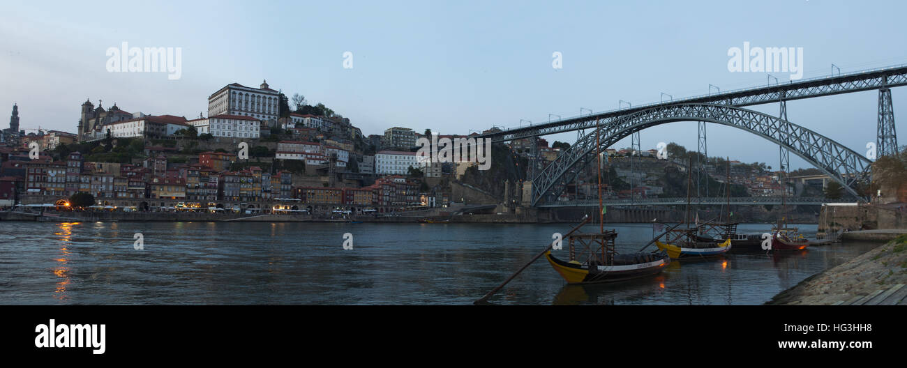 Portugal : l'horizon de Porto, avec vue sur le Ponte Dom Luís I, l'élève double pont en arc métallique sur le fleuve Douro, vu de Vila Nova de Gaia Banque D'Images