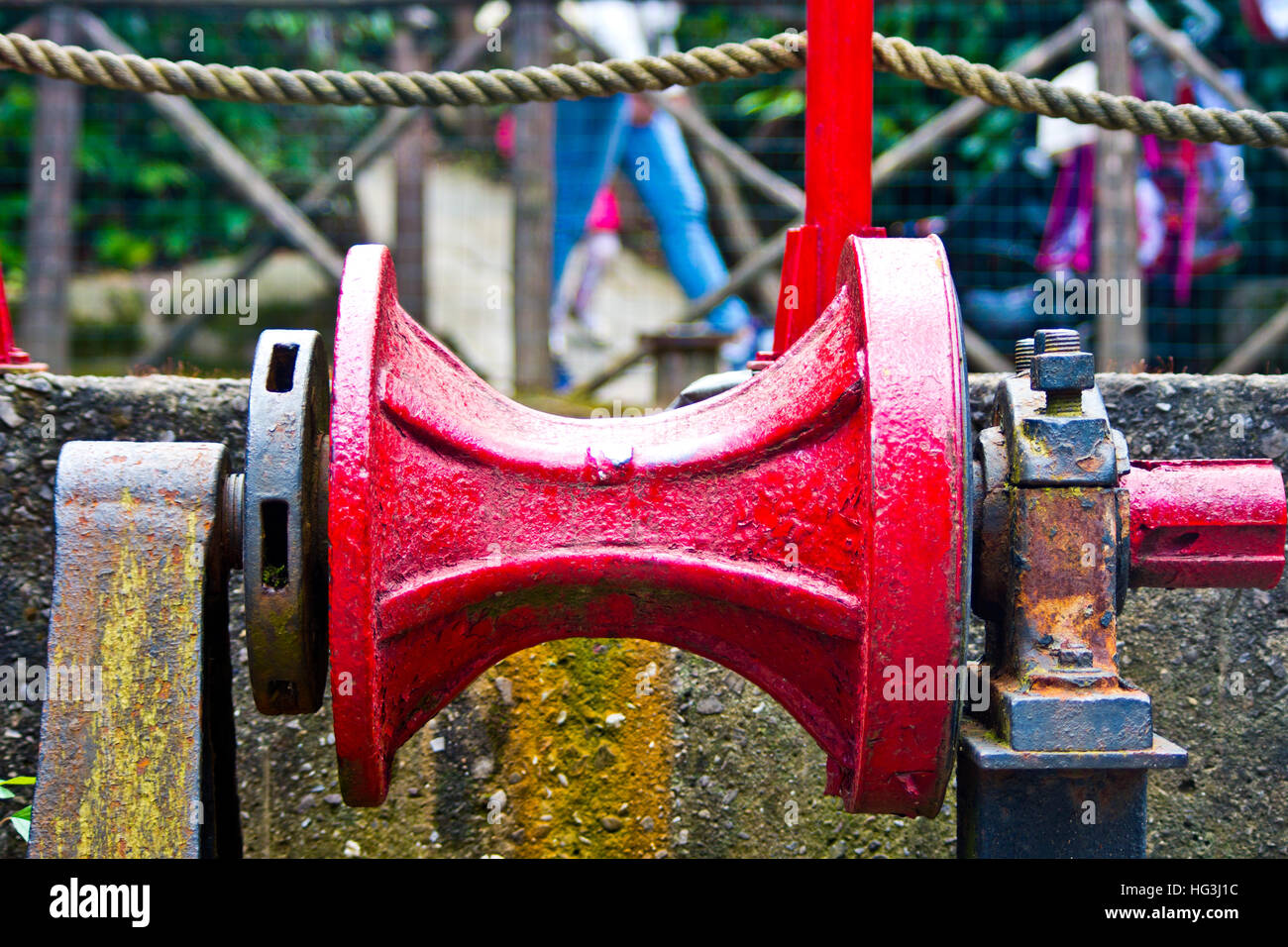 Vieilles et rouillées de la poulie d'engrenage d'un métal qui a été utilisé pour soulever l'ancre d'un navire Banque D'Images