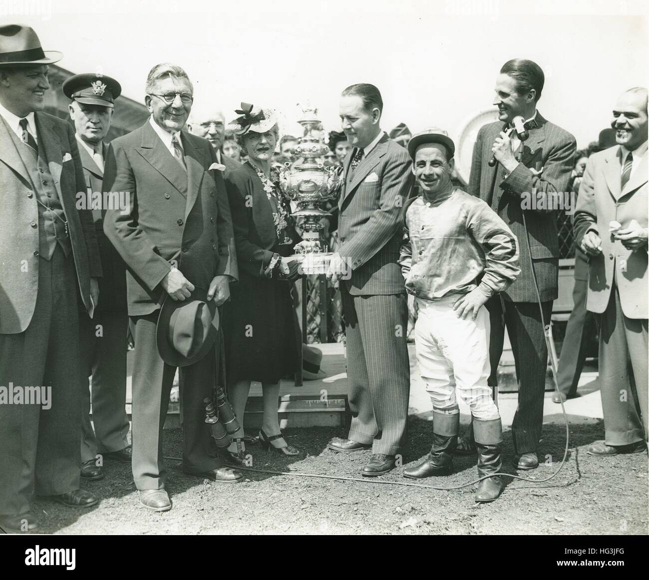 Présentation des lauréats 1943, trophée remporté par le comte preakness. flotte présents (de gauche à droite) sont des gen milton une reckard, M. et Mme John d. hertz, gv. Herbert r. o'conor du Maryland, jockey Johnny Longden, henry parr 3rd, président de Pimlico. photo par Bert Morgan Banque D'Images