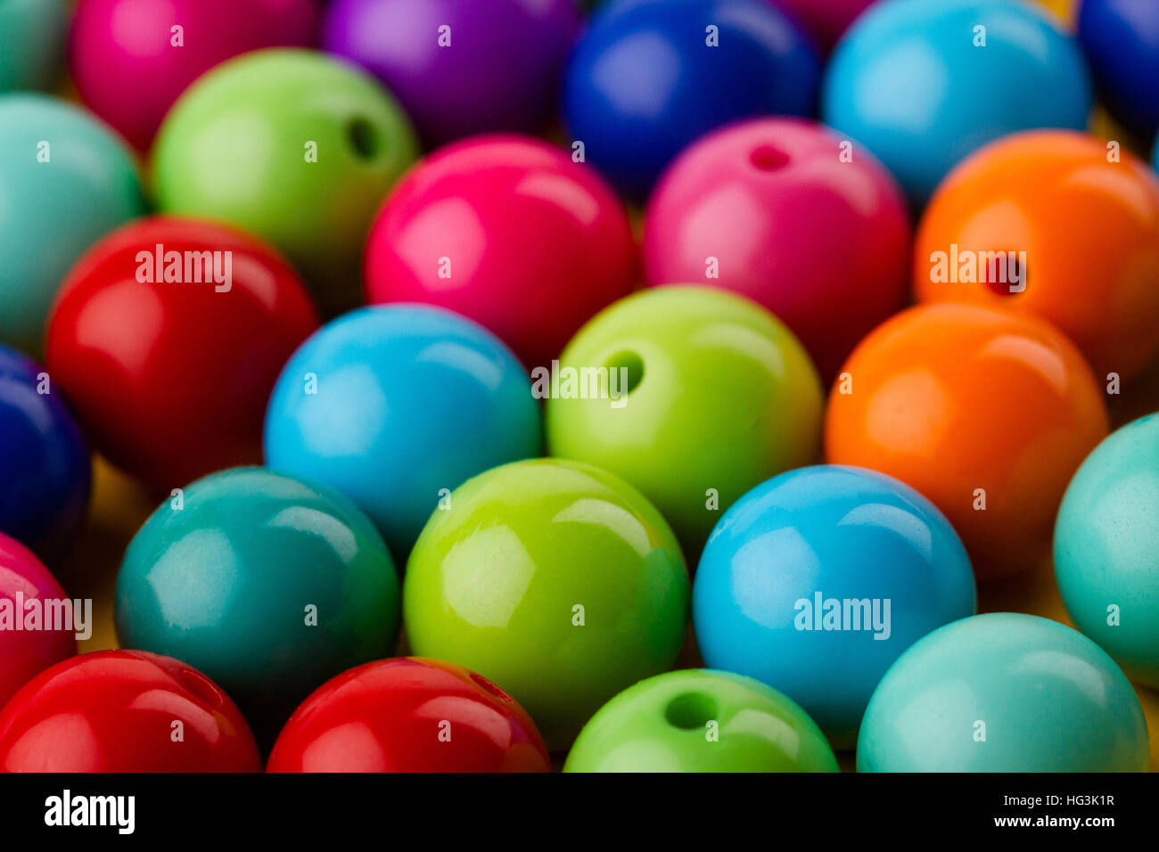 Près d'un grand nombre de perles de verre de couleur texture perles Banque D'Images