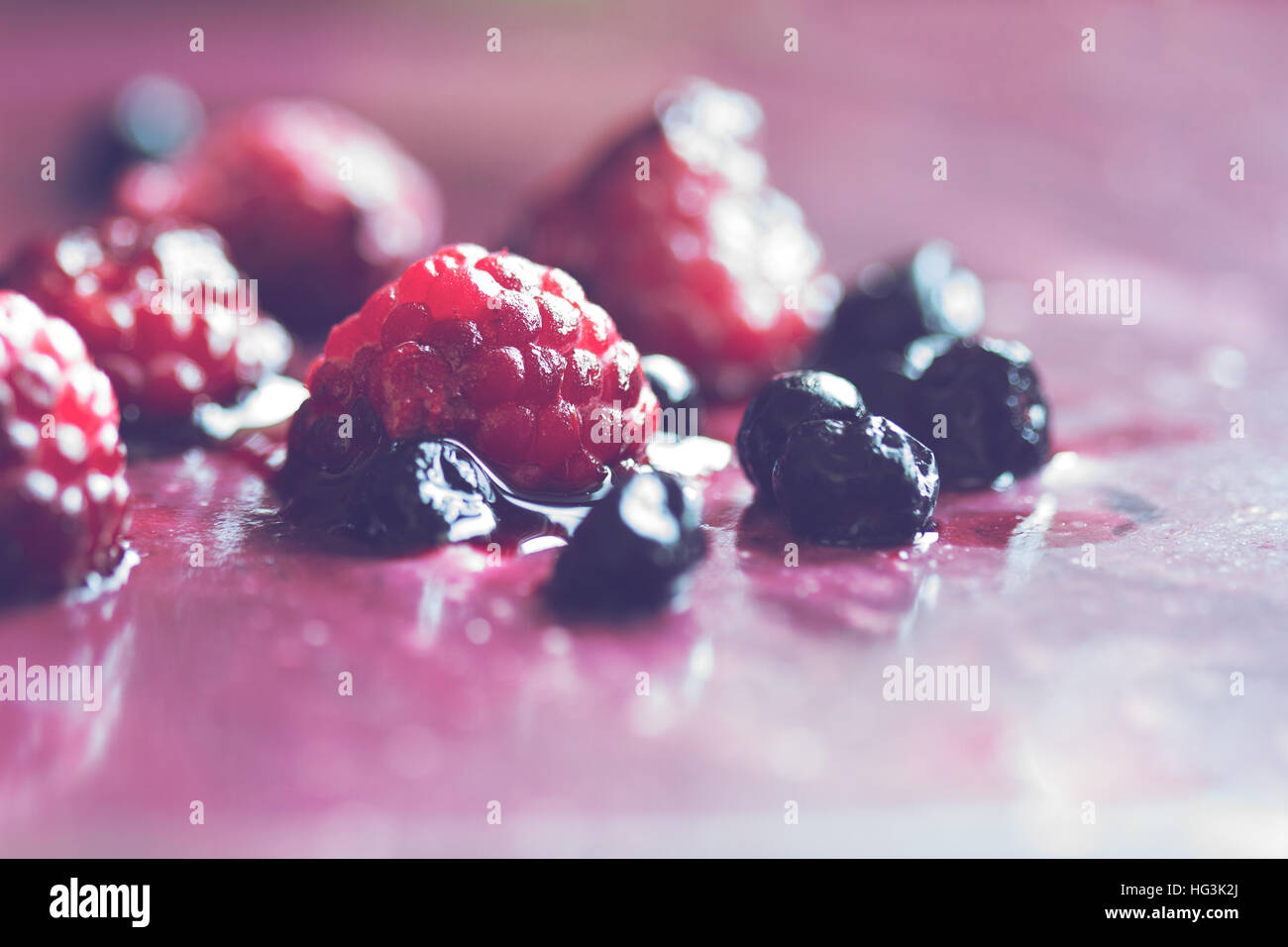 Macro close up horizontale de fraise et de blueberry cake jello avec profondeur de champ Banque D'Images