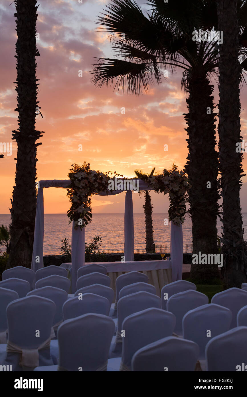 Coucher de soleil sur un mariage romantique avec emplacement coin et floral arch, Tenerife, Canaries, Espagne Banque D'Images Coucher de soleil sur un mariage romantique avec emplacement coin et floral arch, Tenerife, Canaries, Espagne Banque D'Images