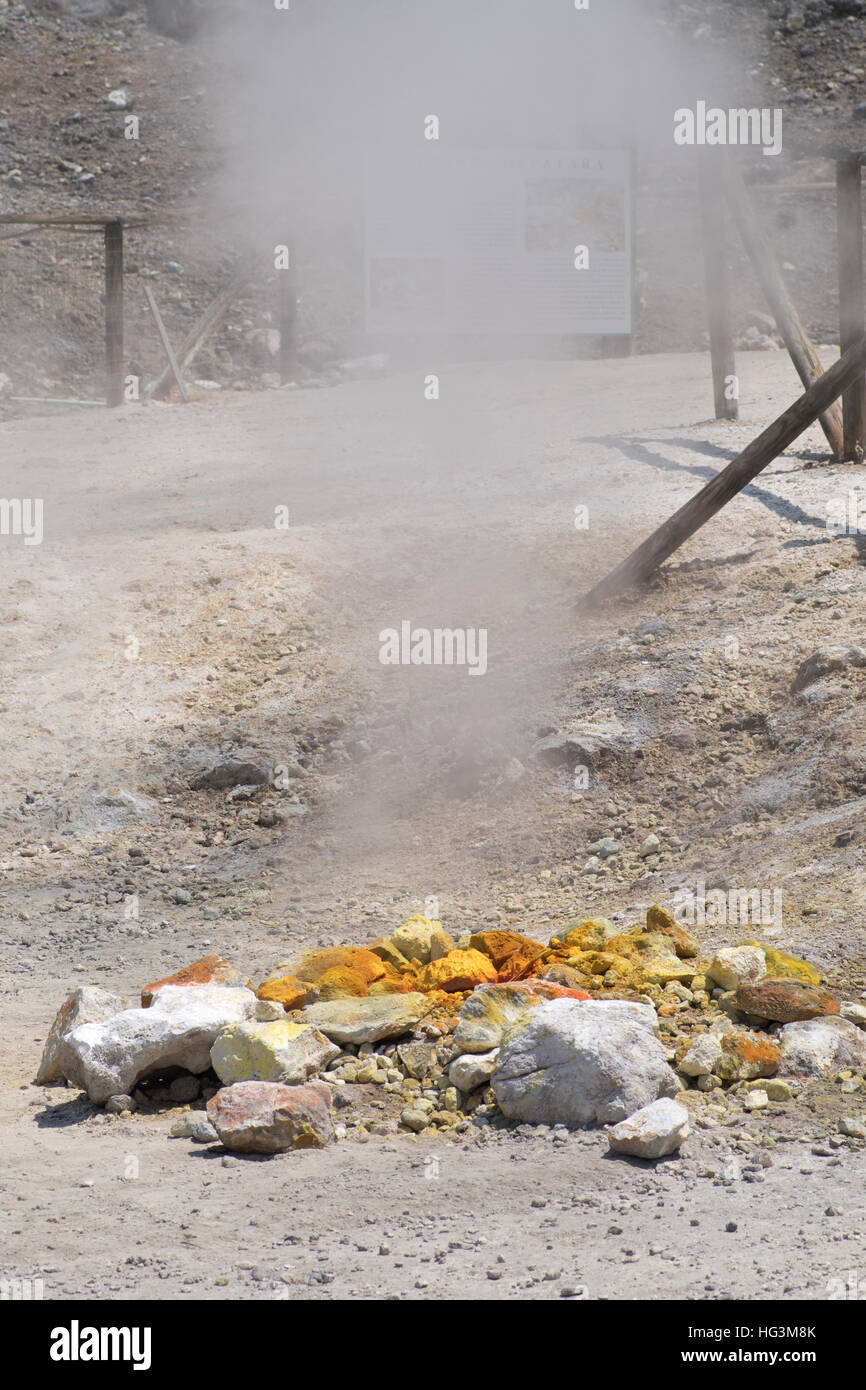 Dans les fumerolles du cratère Solfatara Banque D'Images