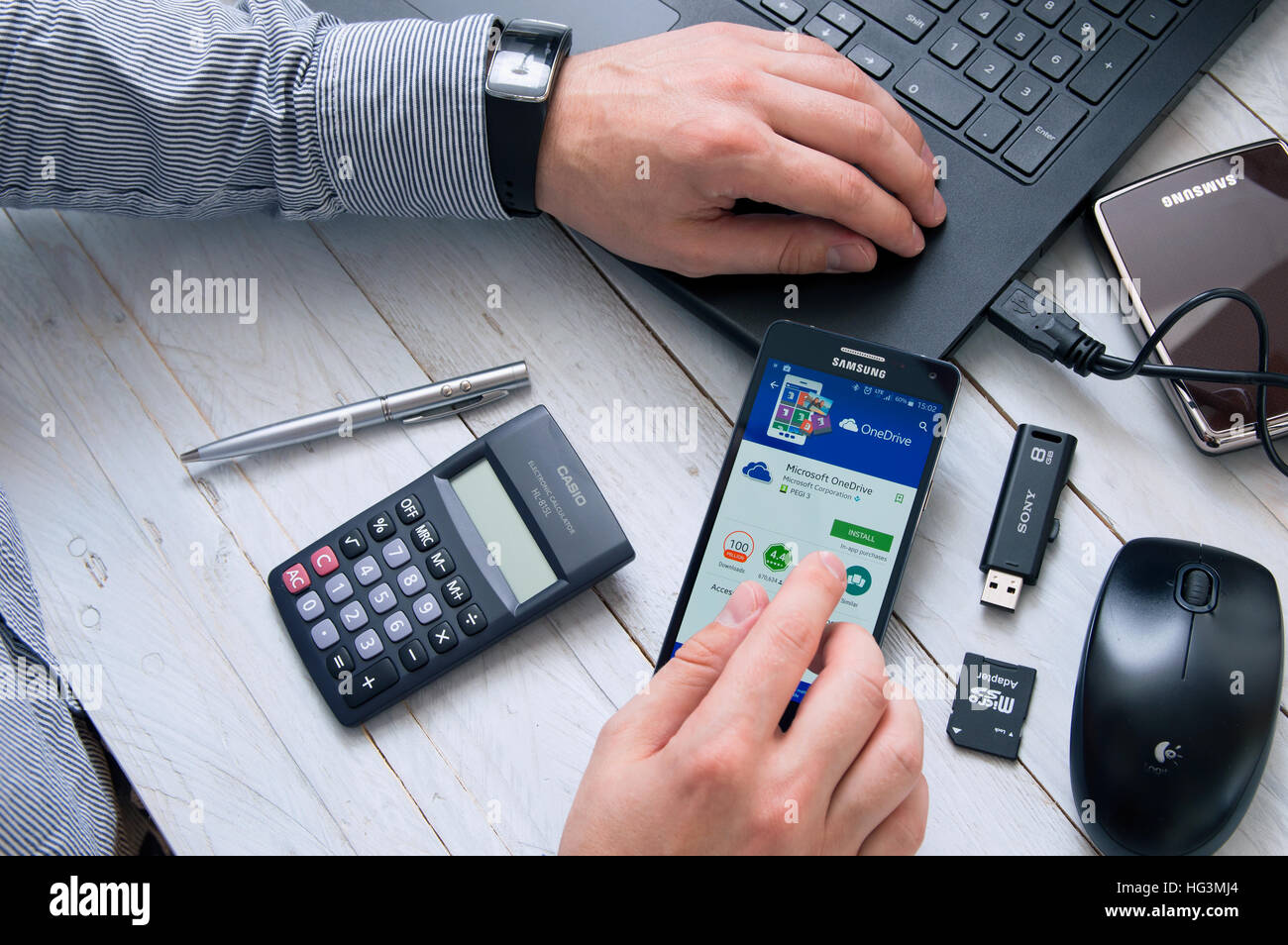 WROCLAW, Pologne- Octobre 05th, 2016 : l'homme installe un dur application sur le Samsung A5. OneDrive est un service d'hébergement de fichiers qui permet aux utilisateurs de synchroniser f Banque D'Images