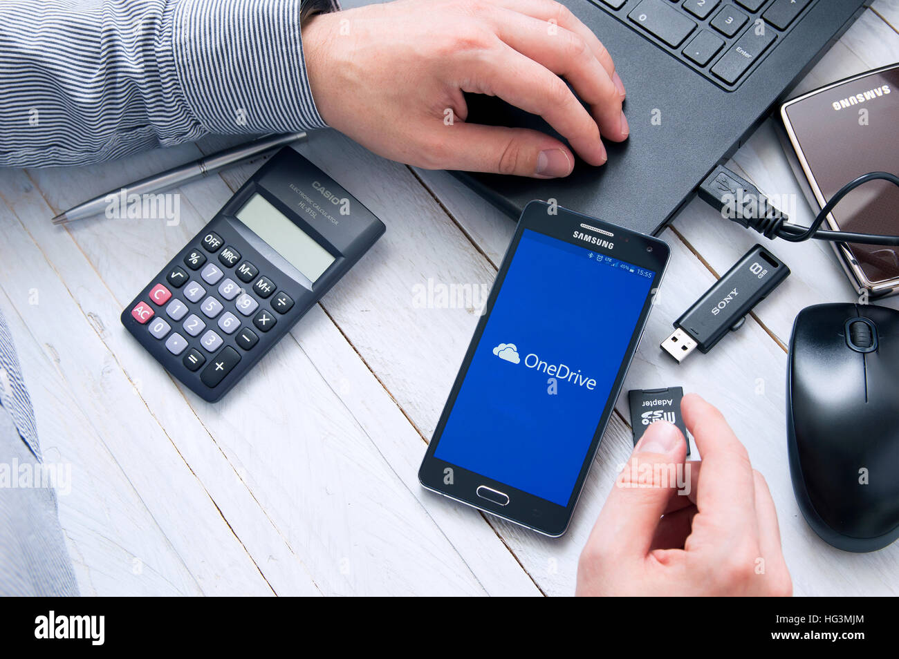 WROCLAW, Pologne- Octobre 05th, 2016 : l'Homme lance une application d'entraînement sur le Samsung A5. OneDrive est un service d'hébergement de fichiers qui permet aux utilisateurs de synchroniser f Banque D'Images