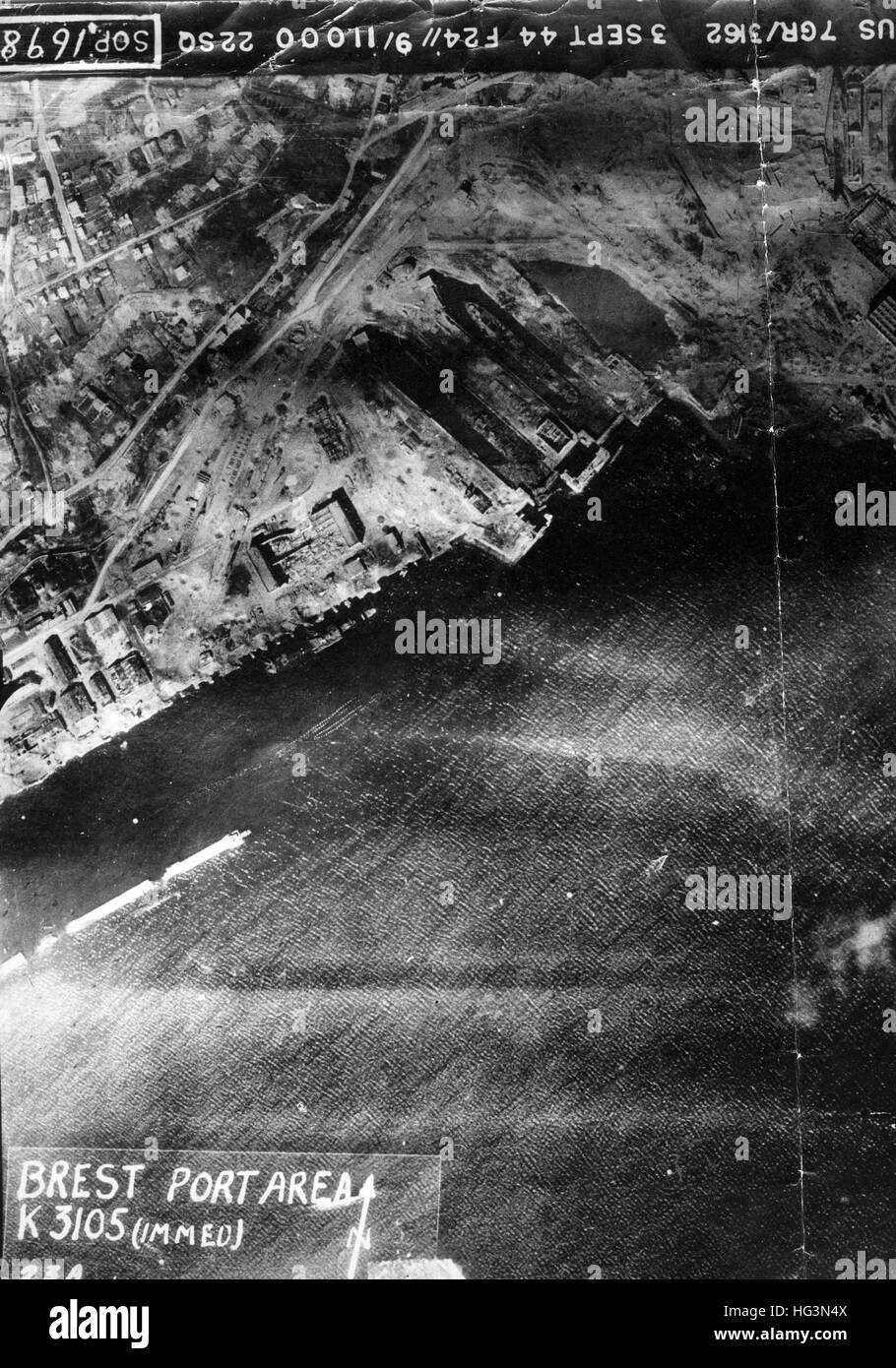 PORT DE BREST le 3 septembre 1944. Photo de reconnaissance du port français à la suite d'un bombardement par 630 Squadron RAF le 14 août. Banque D'Images