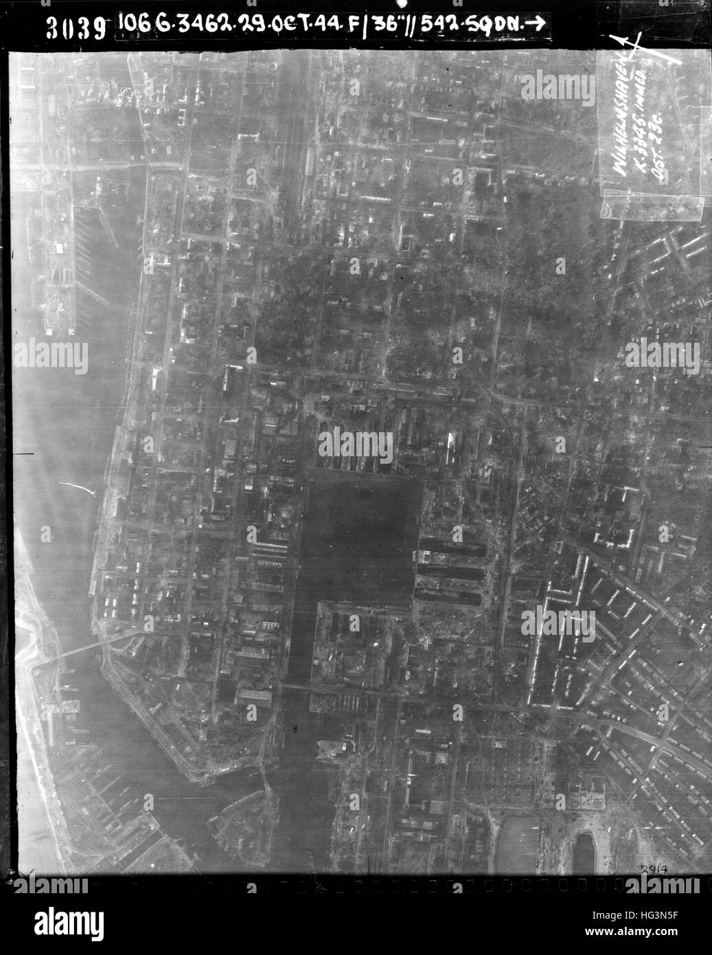 WILHELMSHAVEN, Allemagne. Dommages causés par les bombes de reconnaissance photo montrant prises par un Spitfire de l'Escadron 542 RAF le 29 octobre 1944. Banque D'Images