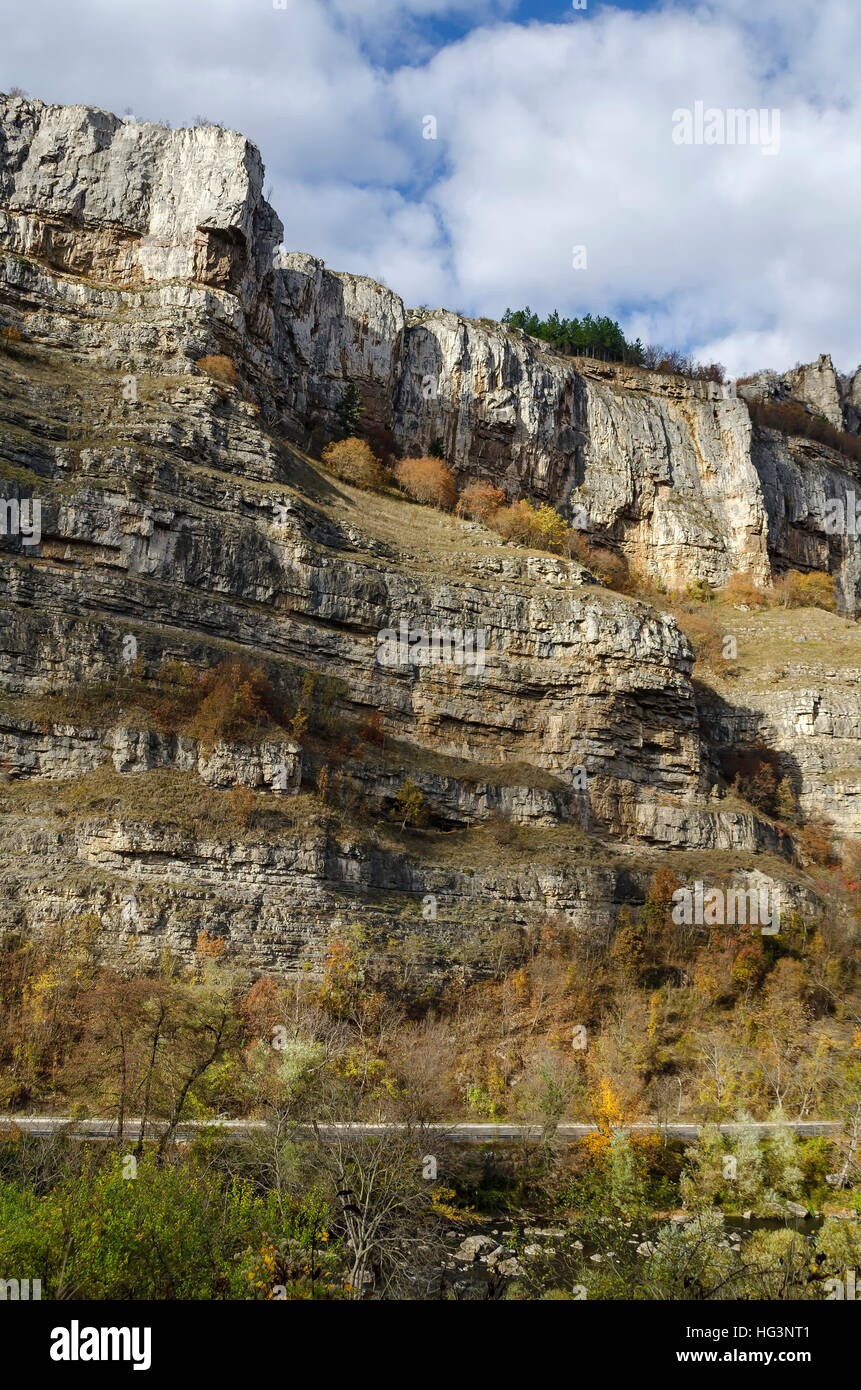 De magnifiques roches Lakatnik dans toute la hauteur et de la route, rivière Iskar souillent, Sofia, Bulgarie province Banque D'Images