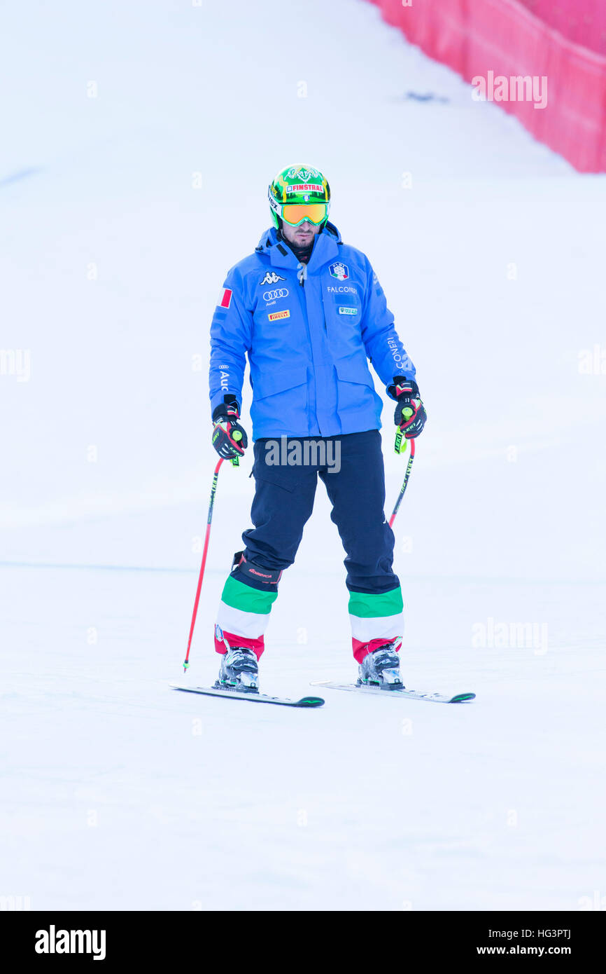 Val Gardena, Italie 17 décembre 2016. Paris Dominik de l'Italie pendant la course avant l'inspection de la piste Saslong cap pour l'AUDI FIS Coupe du Monde de Ski Banque D'Images