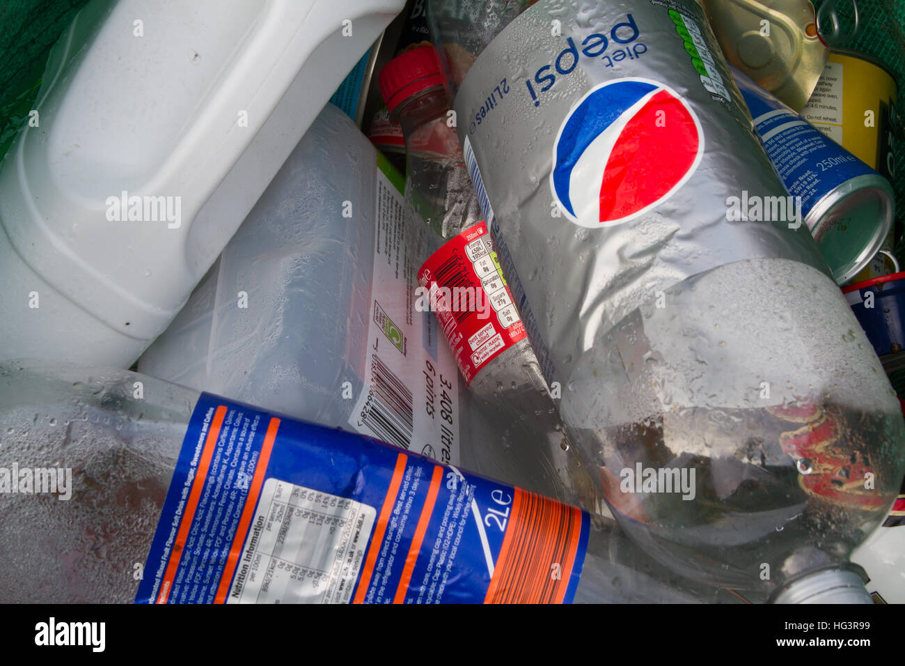 Les conteneurs en plastique et des bouteilles dans la boîte de recyclage Banque D'Images