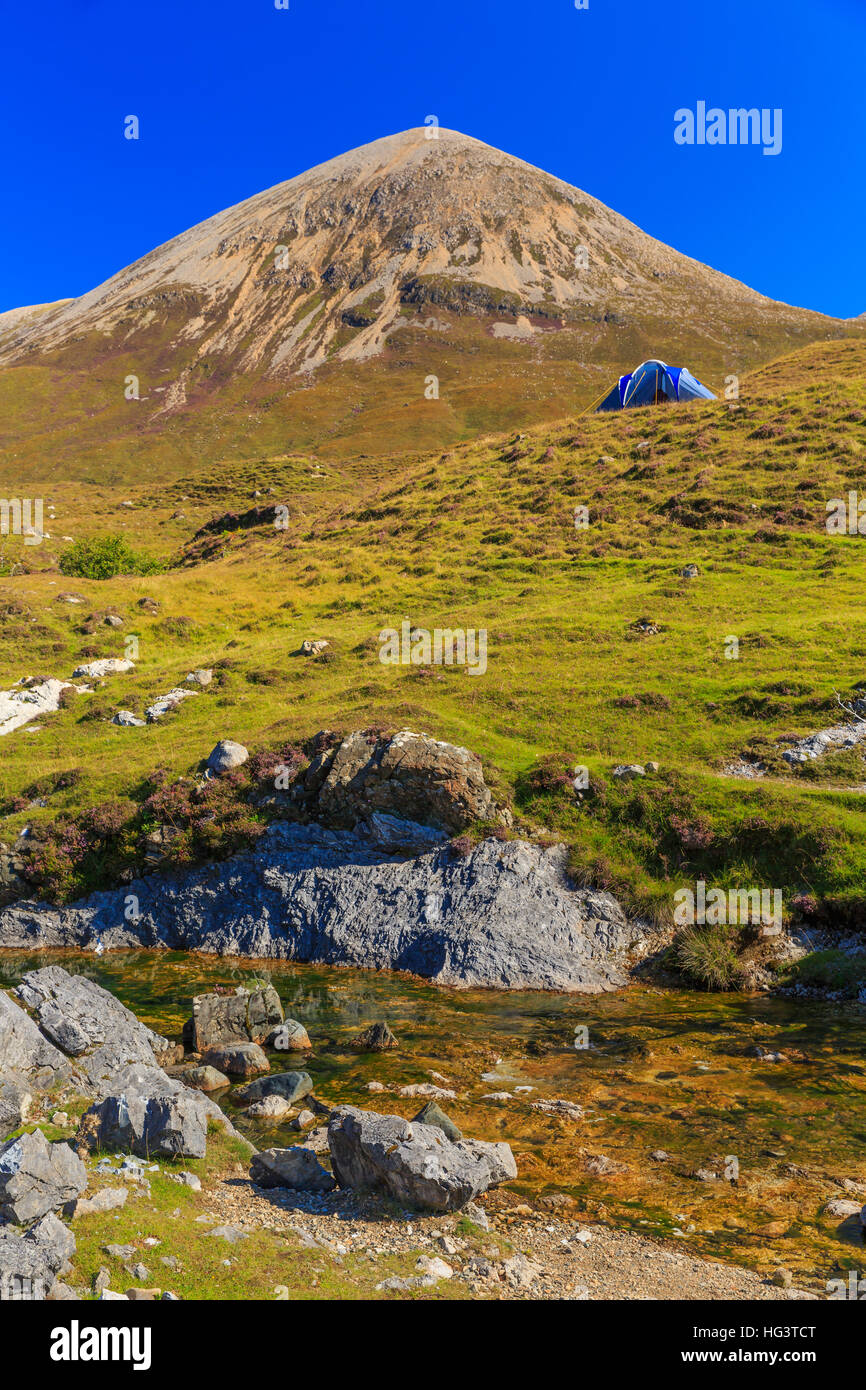 Paysage typique à Torrin, île de Skye, à côté de la route d'Elgol. Tente bleue à l'arrière-plan, où les routards a passé une nuit ... Banque D'Images