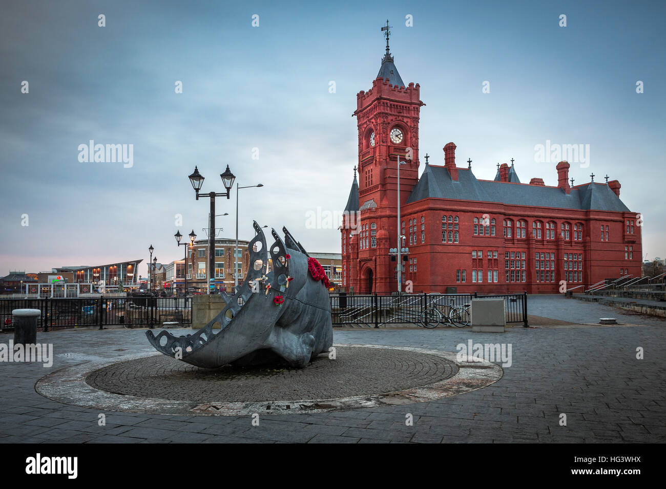 Des marins marchands War Memorial et Pierhead building, la baie de Cardiff, Glamorgan, Pays de Galles, Royaume-Uni Banque D'Images