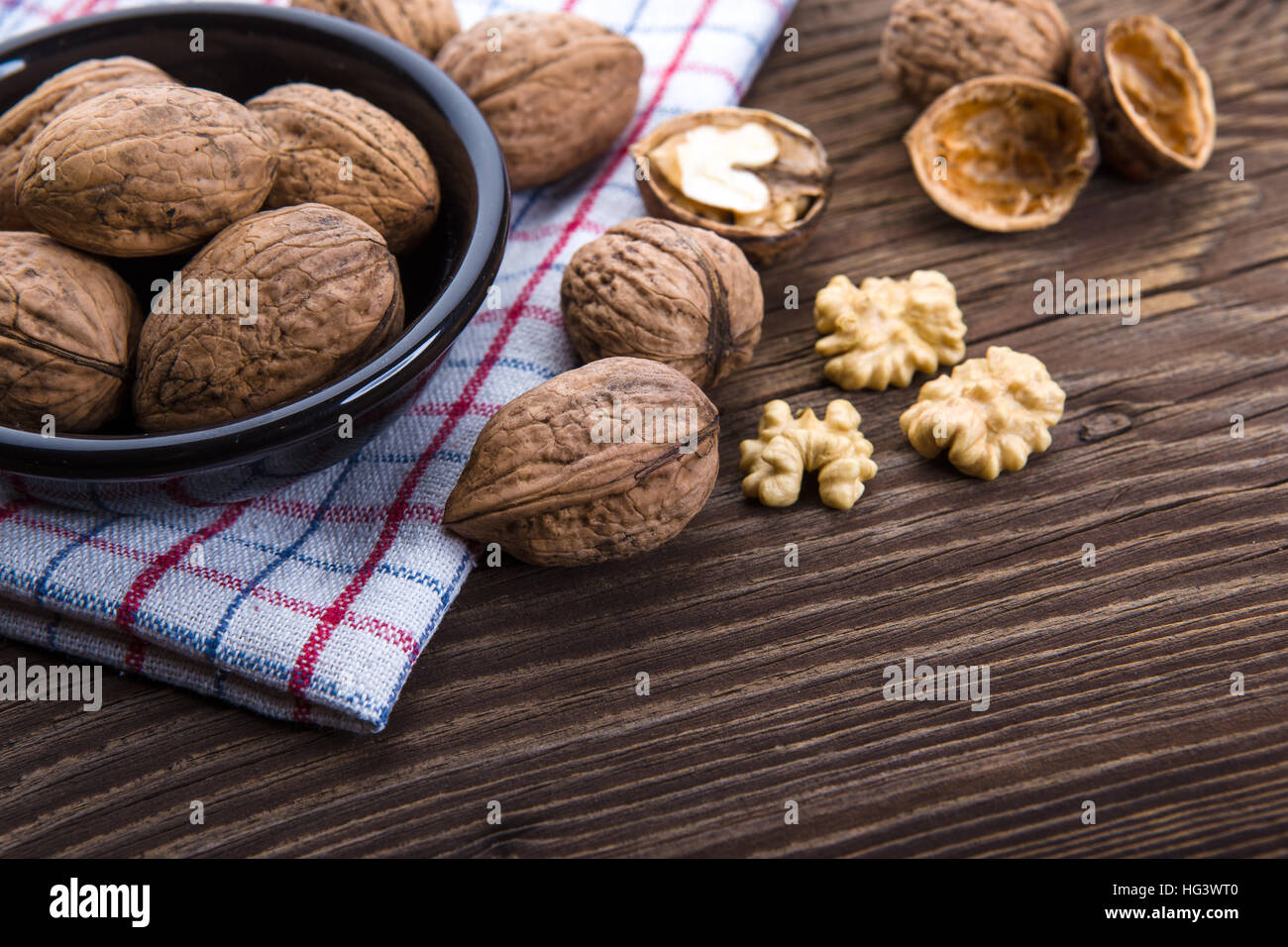 Les cerneaux de noix entiers et sur la vieille table en bois Banque D'Images