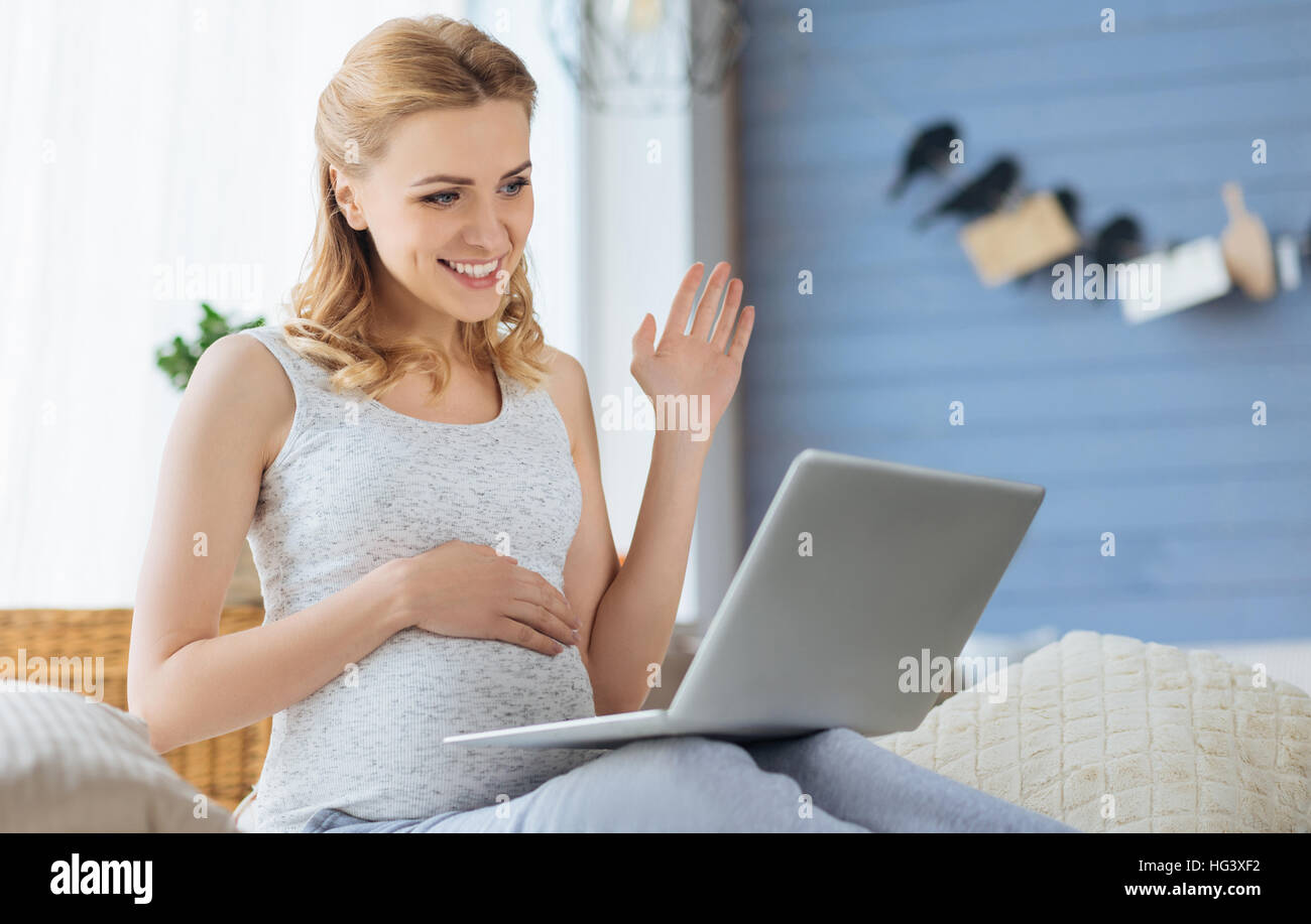 Woman on laptop conversation Banque D'Images