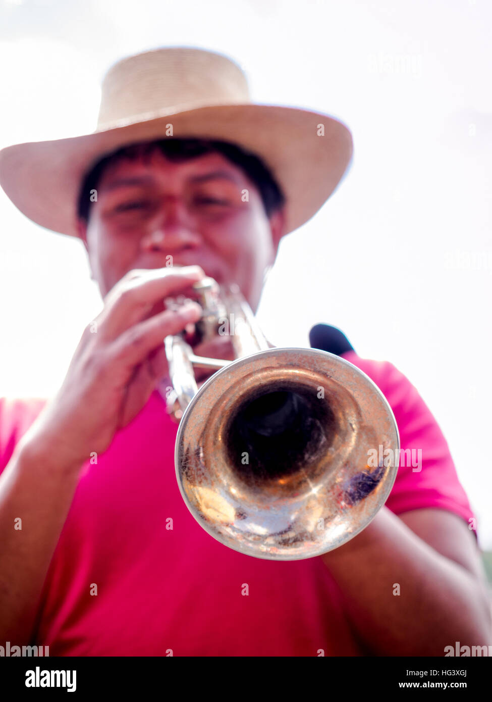 Musicien jouant de la trompette au Cusco Semaine festivites organisés chaque année en juin jusqu'à l'Inti Raymi festival - Cusco, Pérou Banque D'Images
