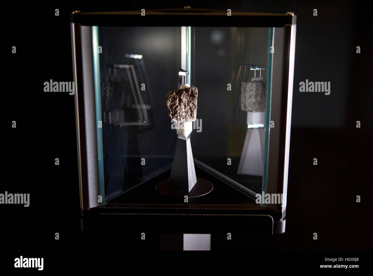 Londres, Royaume-Uni - 22 octobre 2014 : un fragment de roche lunaire sur l'affichage dans le Science Museum de Londres le 22 octobre 2014. Banque D'Images