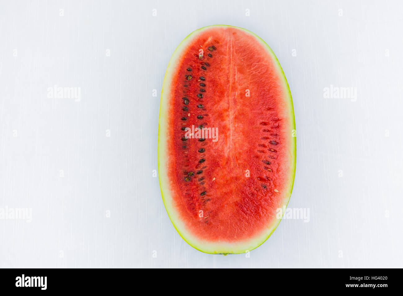 Watermelon coupées en deux ou en segments.demi-lune. Fruit d'été méditerranéen ou sicilienne. Sur fond blanc Coupe. ressource graphique. Banque D'Images
