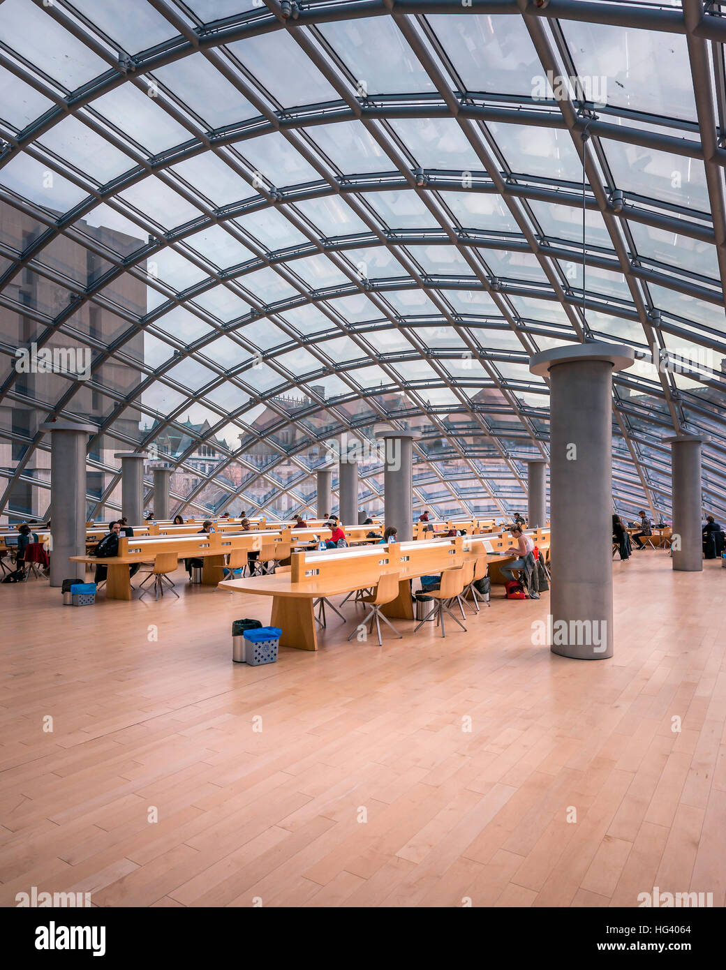 Vue de l'intérieur de Joe et Rika Mansueto Library à Chicago par Murphy Jahn Architectes. Banque D'Images