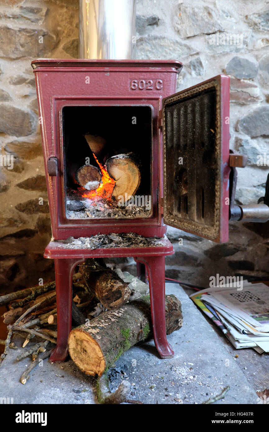 602C Jotul vieux poêle à bois avec porte ouverte de sciage feu brûlant — free download
