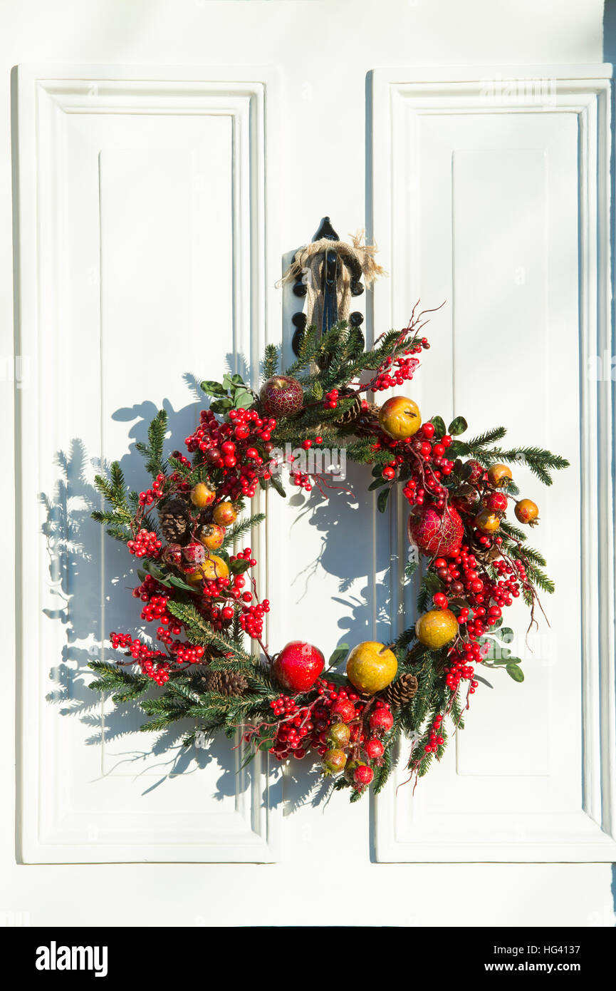 Couronne de Noël sur une porte du chalet dans la région de Lower Slaughter. Cotswolds, Gloucestershire, Angleterre Banque D'Images