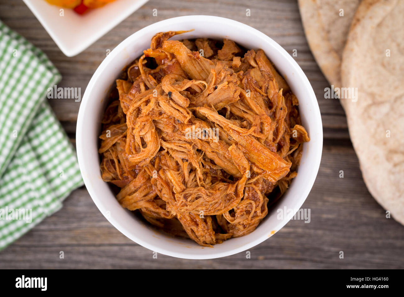 Bol de porc BBQ sur une planche en bois tableau Banque D'Images
