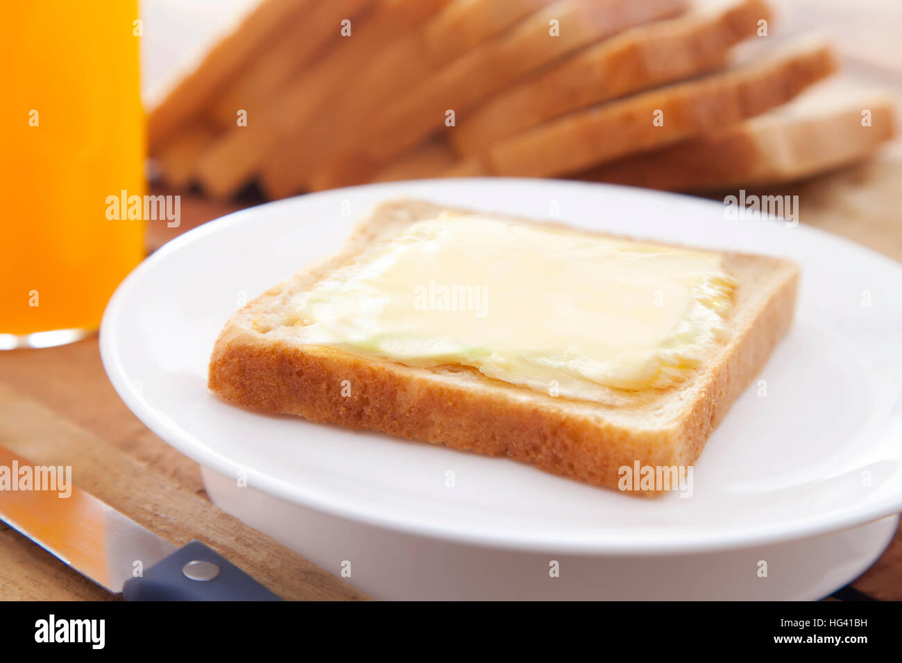 Pain et beurre à l'aide d'un couteau Banque D'Images