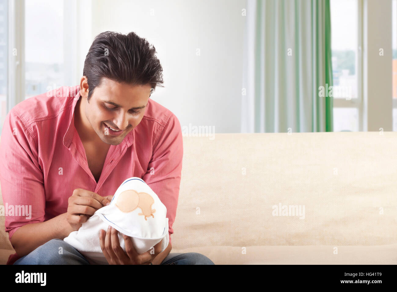 Smiling father Playing with newborn baby Banque D'Images