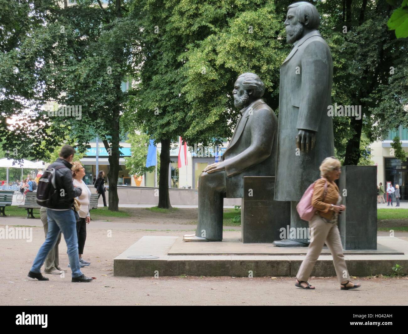Monument montrant Karl Marx et Friedrich Engels dans Berlin - Allemagne - juin 2016. Dans le monde d'utilisation | Banque D'Images