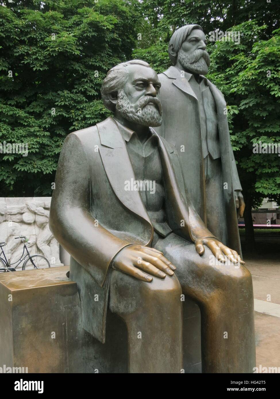 Monument montrant Karl Marx et Friedrich Engels dans Berlin - Allemagne - juin 2016. Dans le monde d'utilisation | Banque D'Images